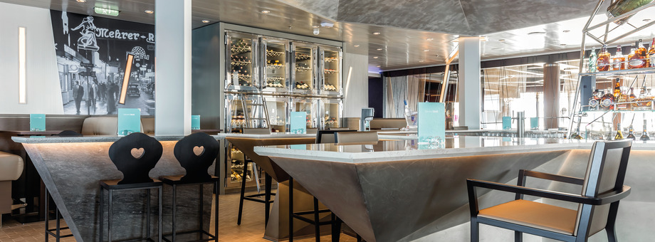 TUI Cruises Mein Schiff 5 Interior Diamond Bar.jpg